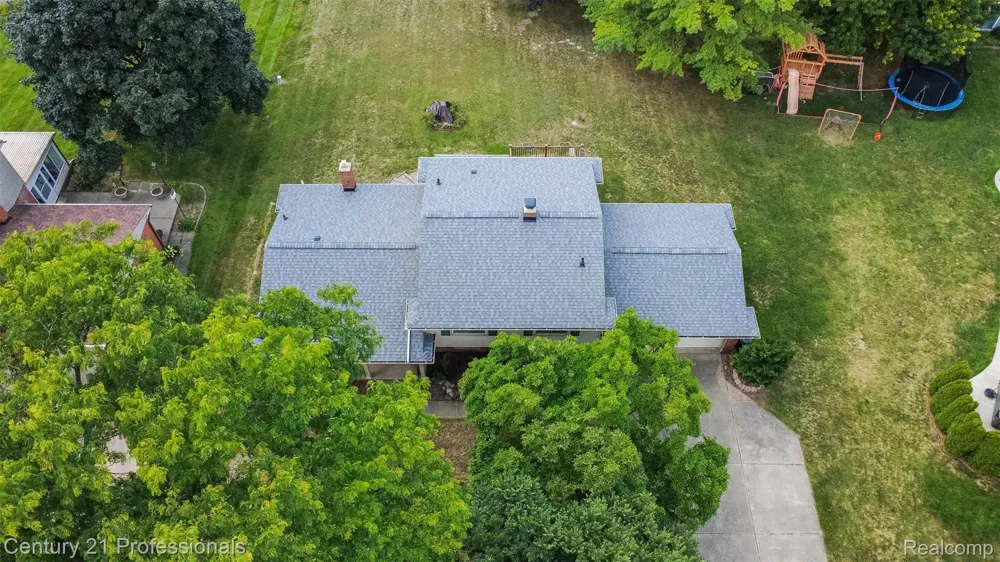 6361 Emerald Lake Drive Troy City, MI 48085