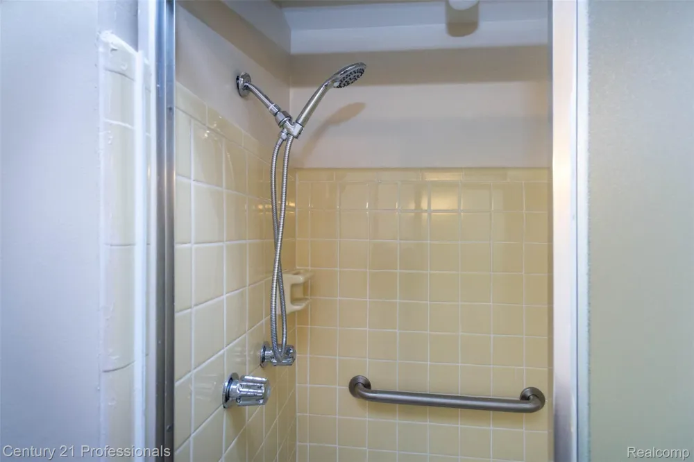 6361 Emerald Lake Drive Troy City, MI 48085