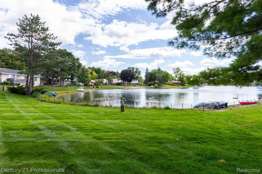 6361 Emerald Lake Drive Troy City, MI 48085
