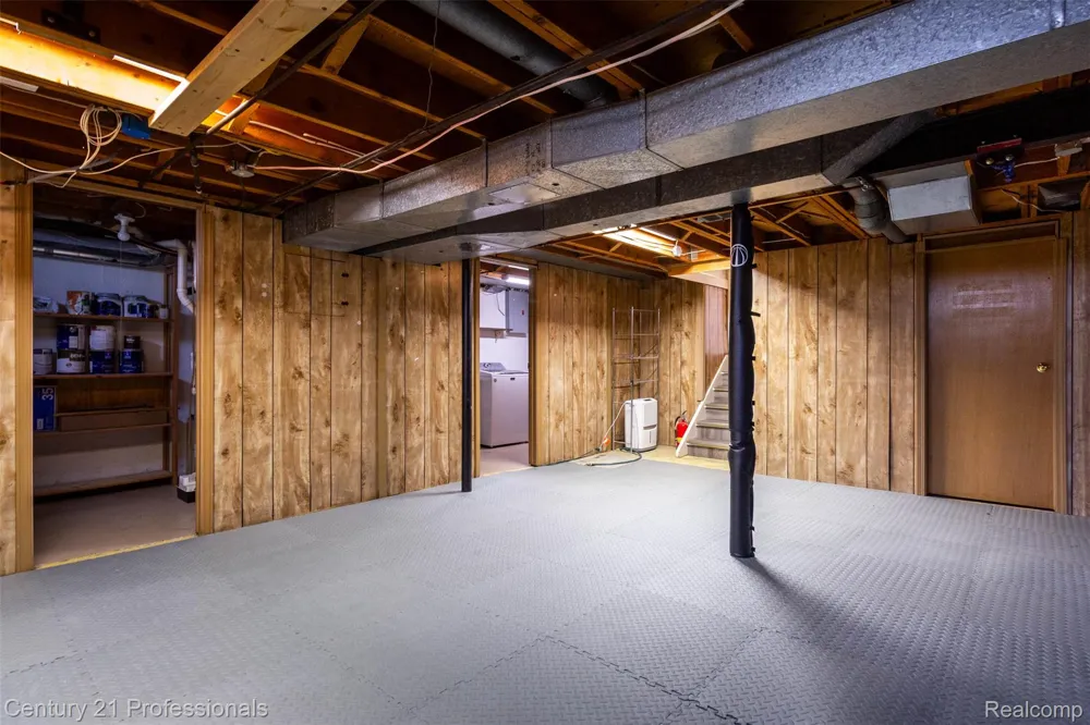 6361 Emerald Lake Drive Troy City, MI 48085