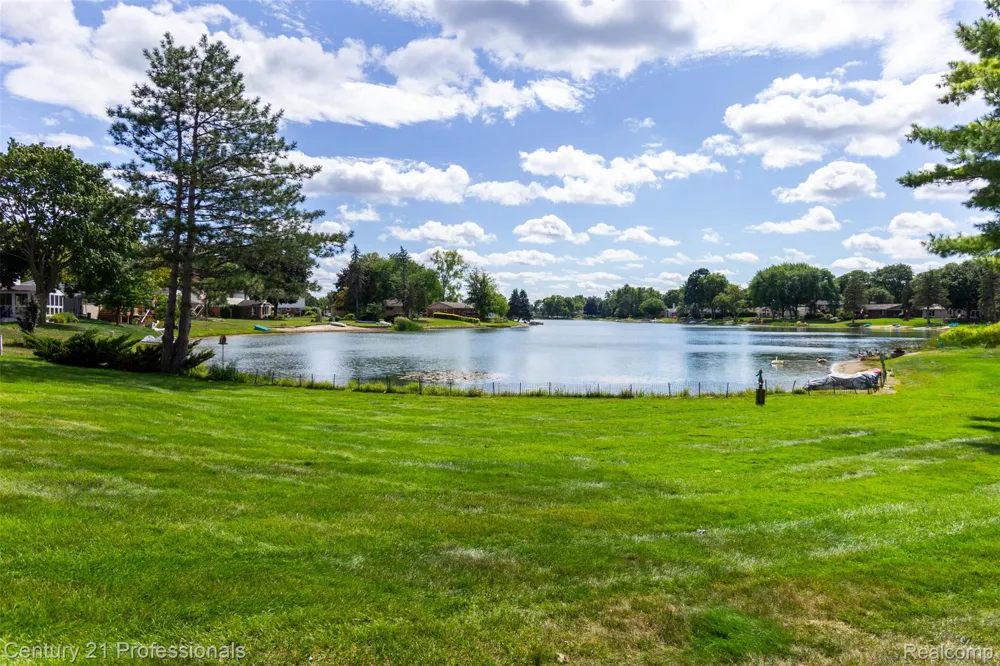 6361 Emerald Lake Drive Troy City, MI 48085