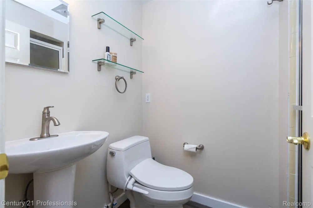 6361 Emerald Lake Drive Troy City, MI 48085