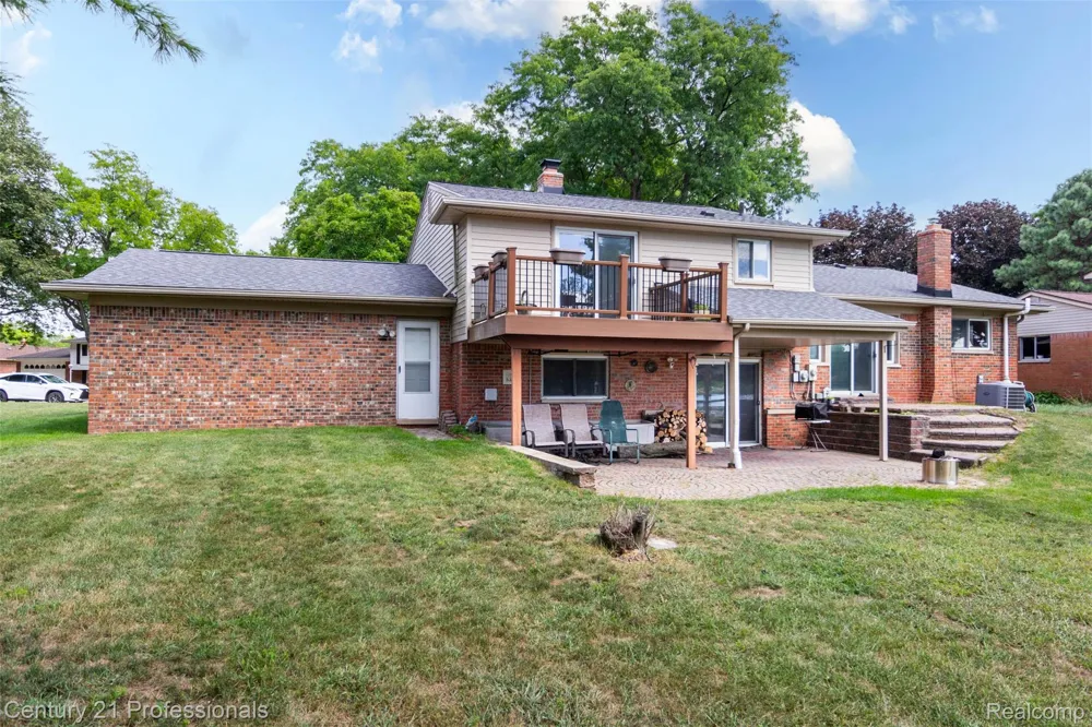 6361 Emerald Lake Drive Troy City, MI 48085