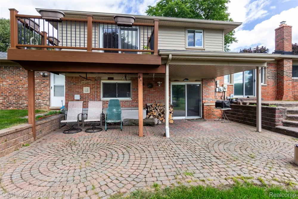 6361 Emerald Lake Drive Troy City, MI 48085