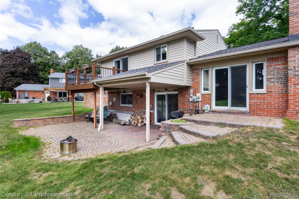 6361 Emerald Lake Drive Troy City, MI 48085