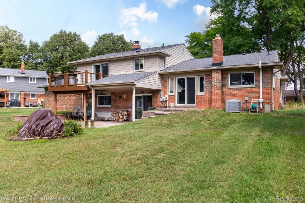 6361 Emerald Lake Drive Troy City, MI 48085