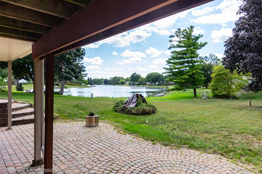 6361 Emerald Lake Drive Troy City, MI 48085