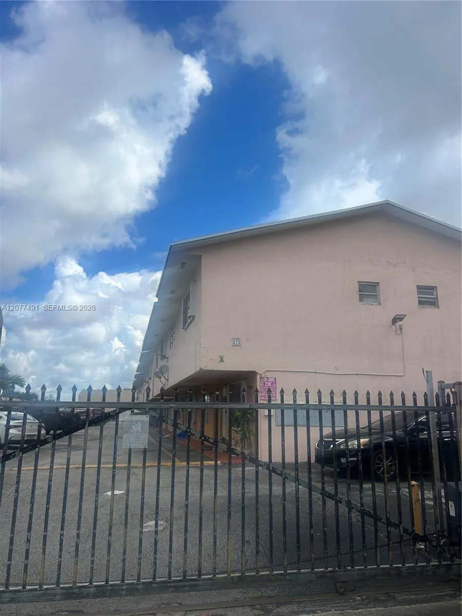 275 W 68th St #103 Hialeah, FL 33014