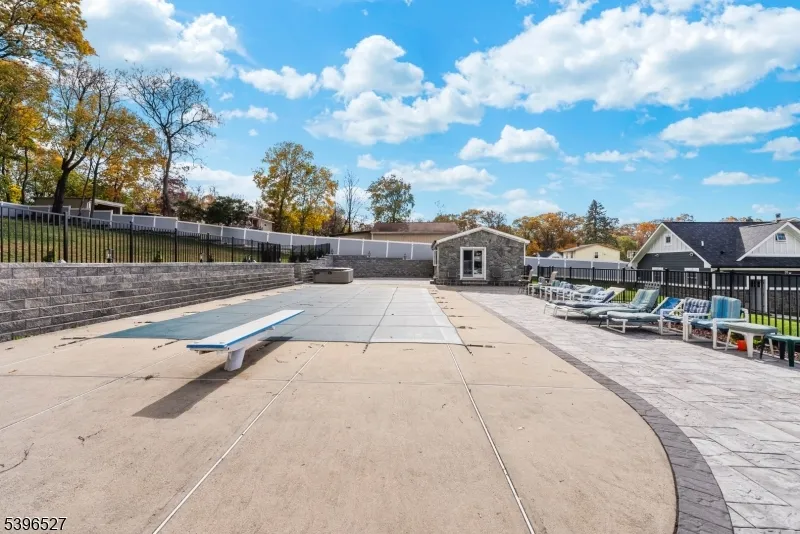 45 Dietrich Ln North Haledon, NJ 07508