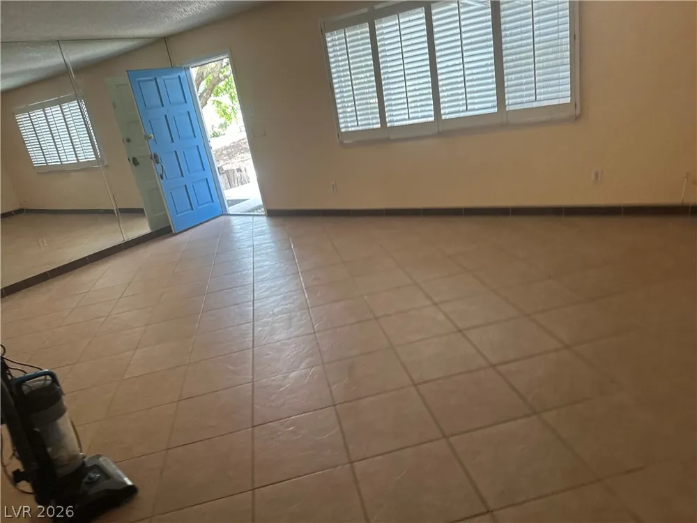185 Pecos Way #6 Las Vegas, NV 89121