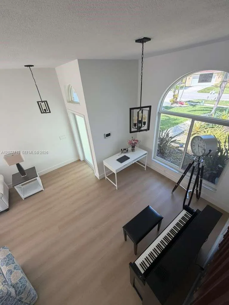 1920 NW 182nd Ter Pembroke Pines, FL 33029
