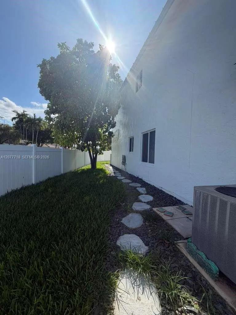1920 NW 182nd Ter Pembroke Pines, FL 33029