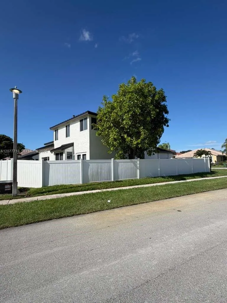 1920 NW 182nd Ter Pembroke Pines, FL 33029