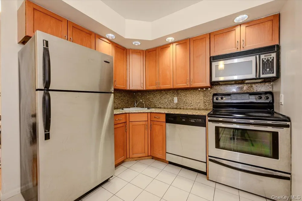 141 Great Neck Road #3F Great Neck, NY 11021