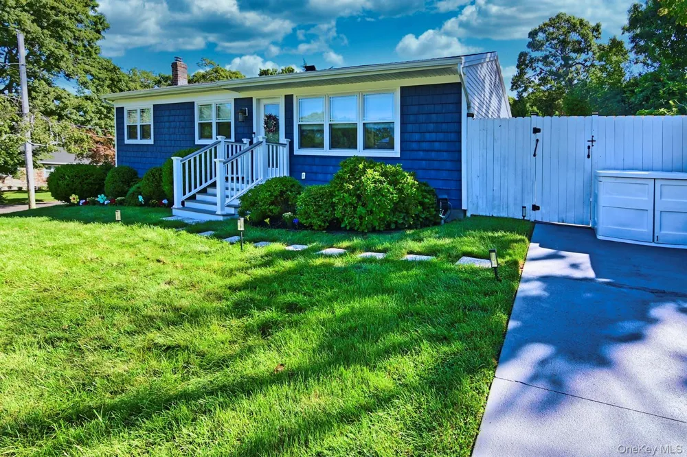 14 Kathy Street Hampton Bays, NY 11946