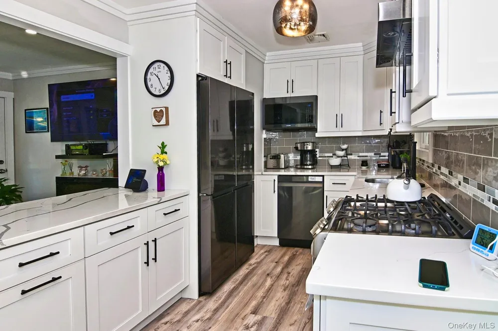 14 Kathy Street Hampton Bays, NY 11946