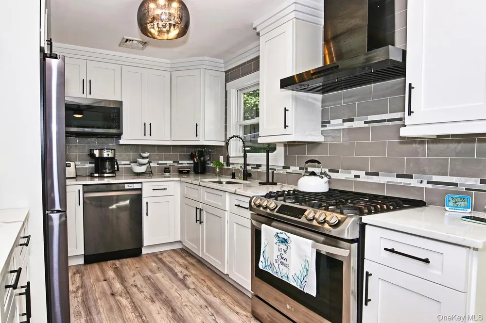 14 Kathy Street Hampton Bays, NY 11946
