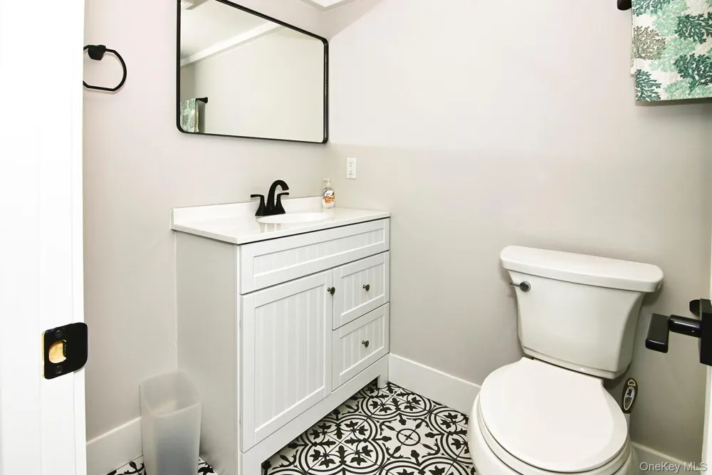 14 Kathy Street Hampton Bays, NY 11946
