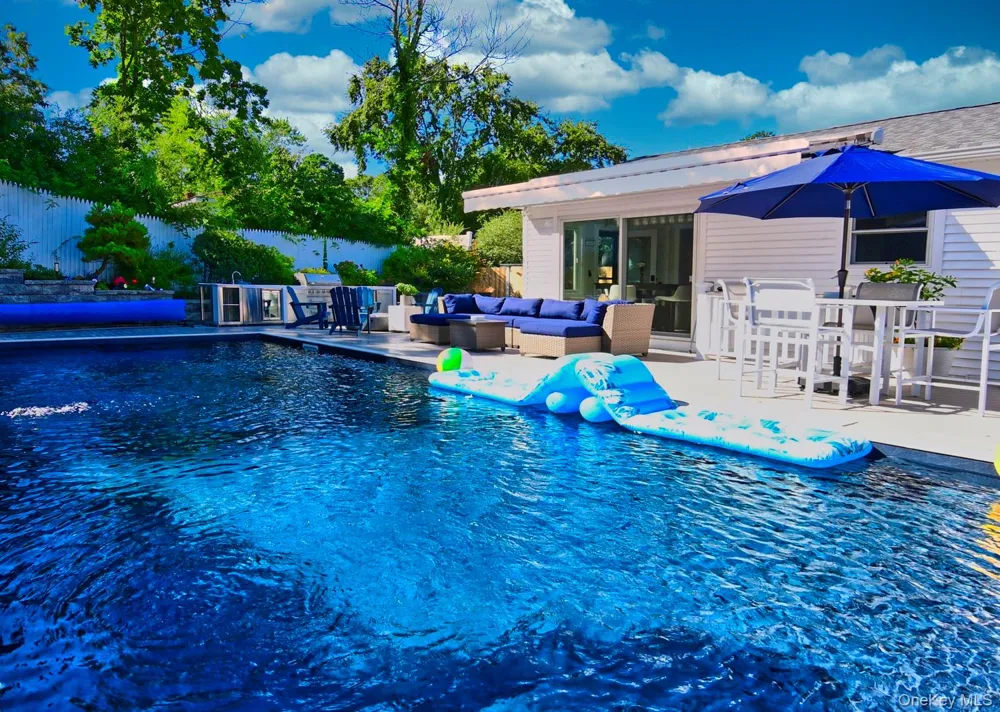 14 Kathy Street Hampton Bays, NY 11946
