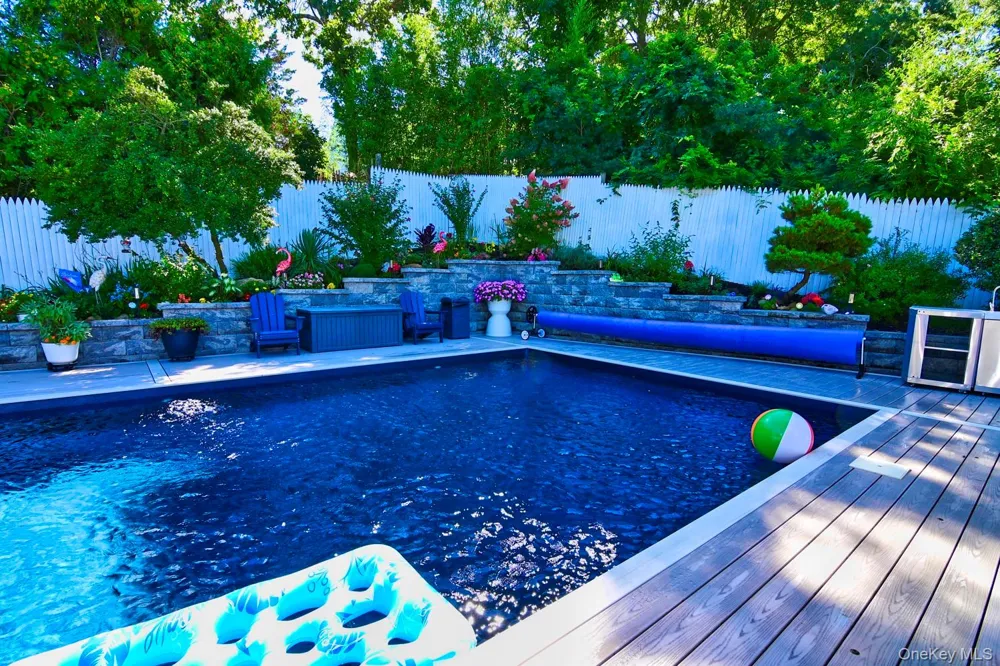 14 Kathy Street Hampton Bays, NY 11946