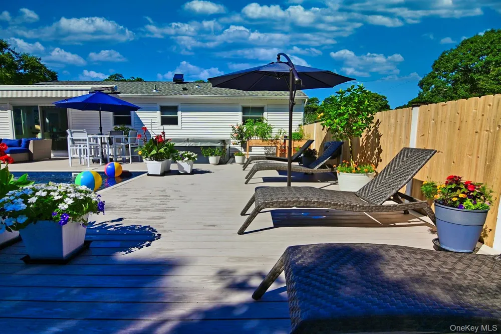 14 Kathy Street Hampton Bays, NY 11946