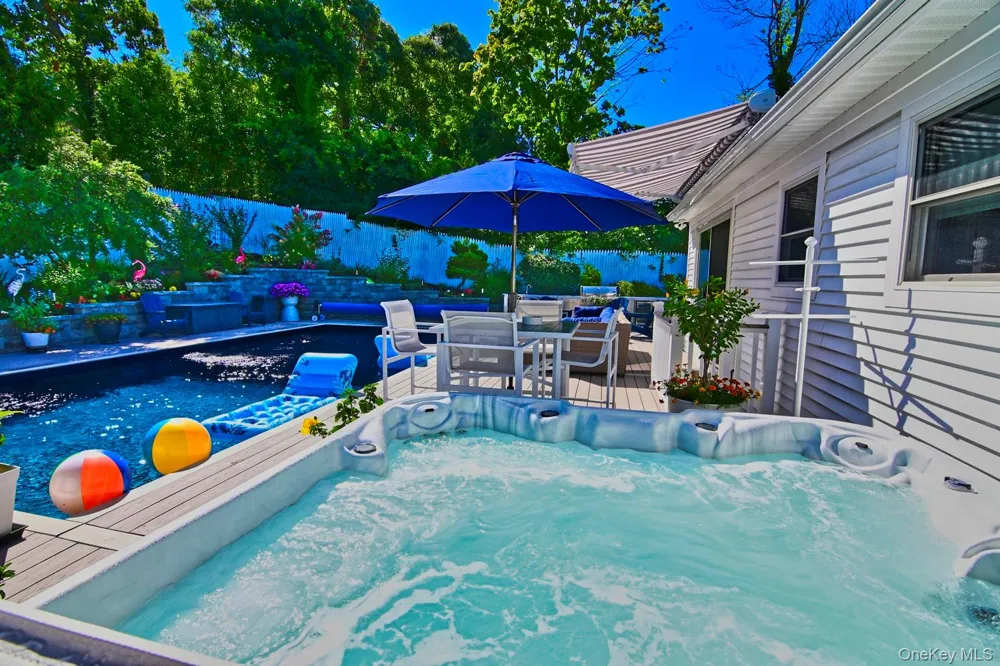 14 Kathy Street Hampton Bays, NY 11946