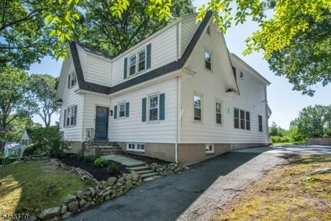 92 Hillcrest Ave