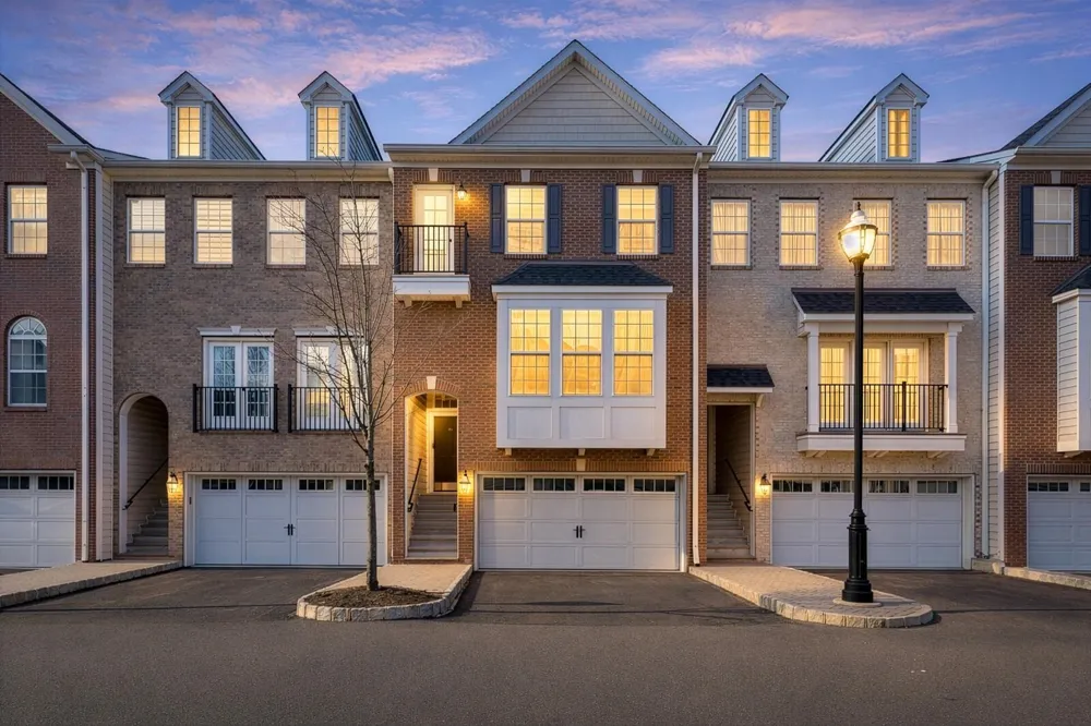 5 CREEKSIDE CT Secaucus, NJ 07094