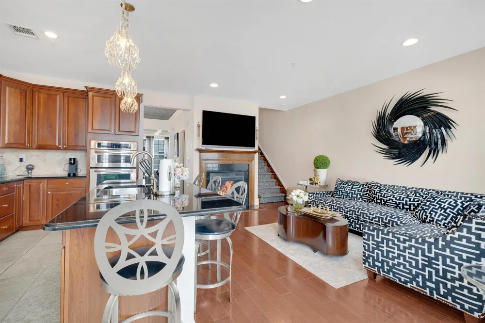 5 CREEKSIDE CT Secaucus, NJ 07094