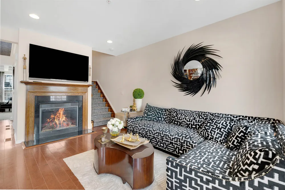 5 CREEKSIDE CT Secaucus, NJ 07094