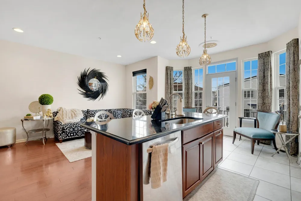 5 CREEKSIDE CT Secaucus, NJ 07094