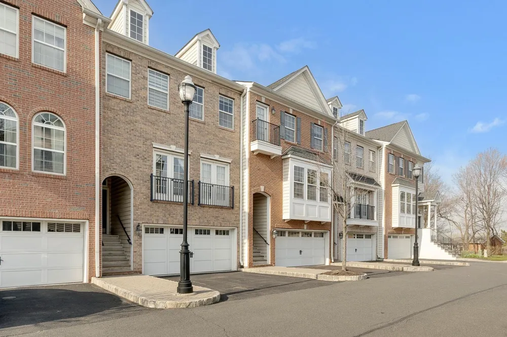 5 CREEKSIDE CT Secaucus, NJ 07094