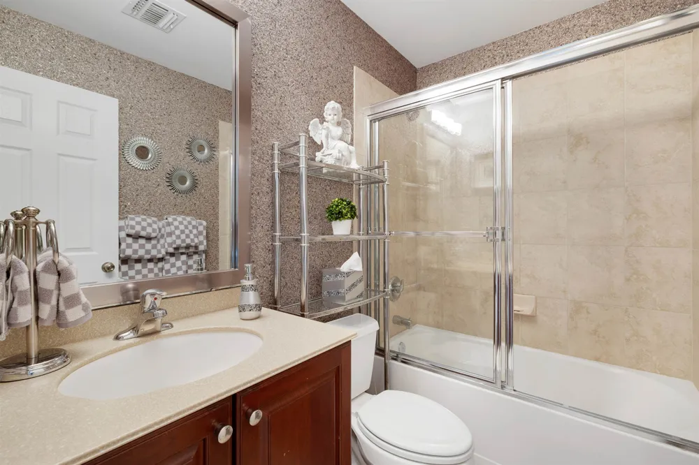 5 CREEKSIDE CT Secaucus, NJ 07094
