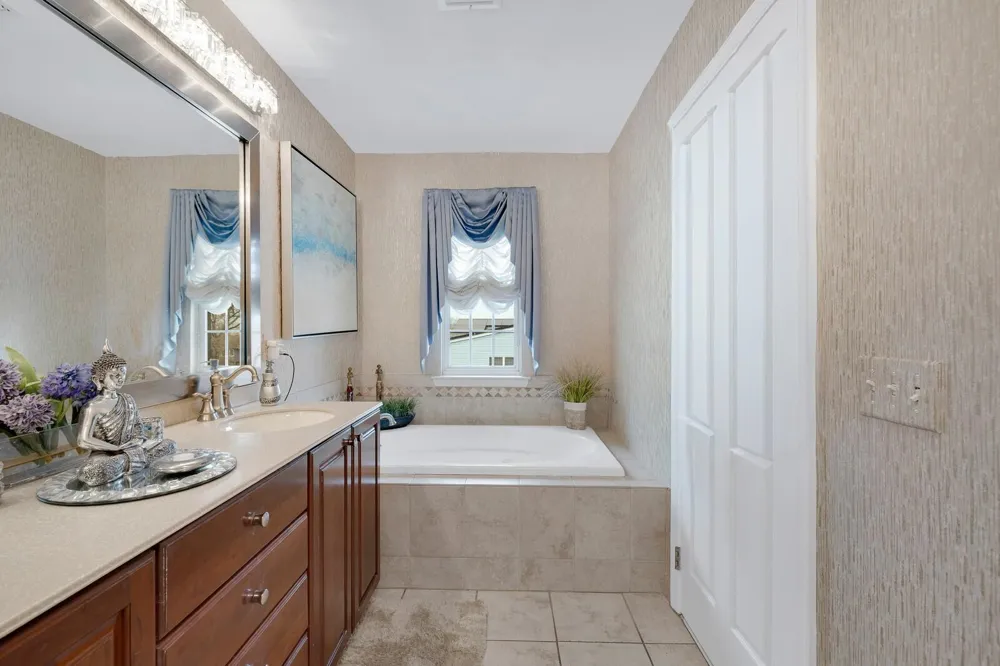 5 CREEKSIDE CT Secaucus, NJ 07094