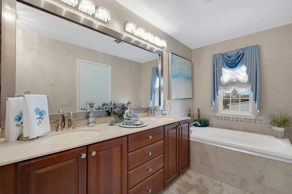 5 CREEKSIDE CT Secaucus, NJ 07094