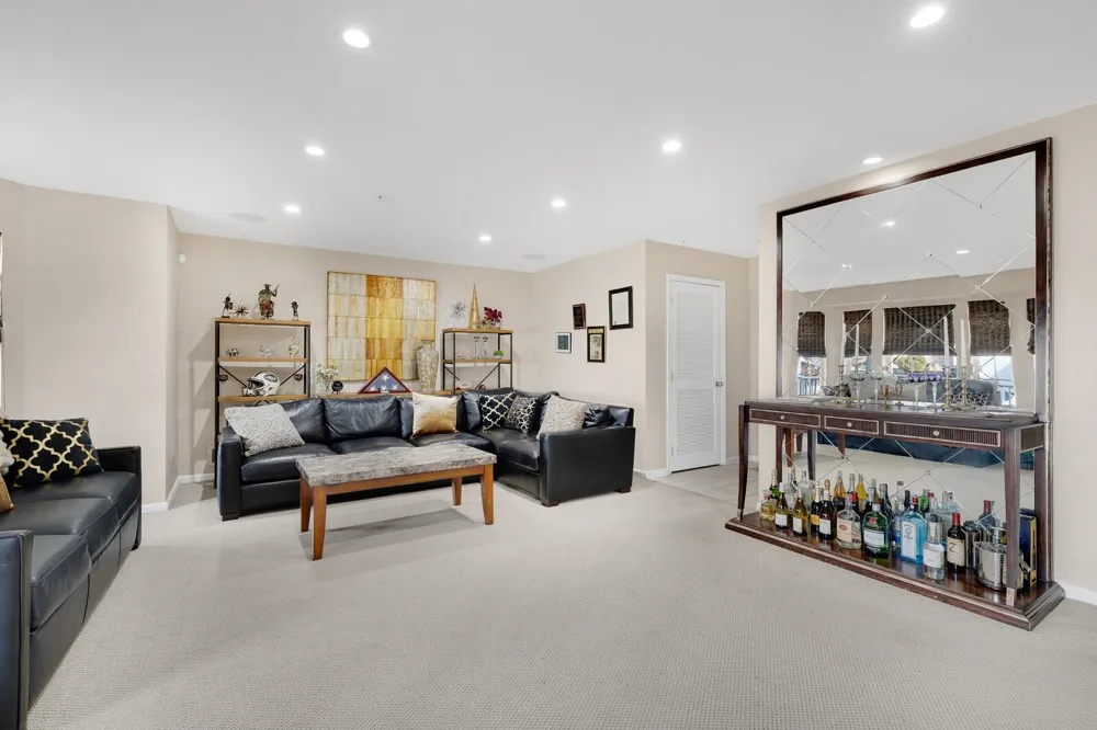 5 CREEKSIDE CT Secaucus, NJ 07094