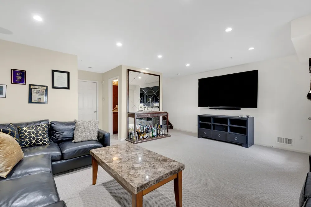 5 CREEKSIDE CT Secaucus, NJ 07094