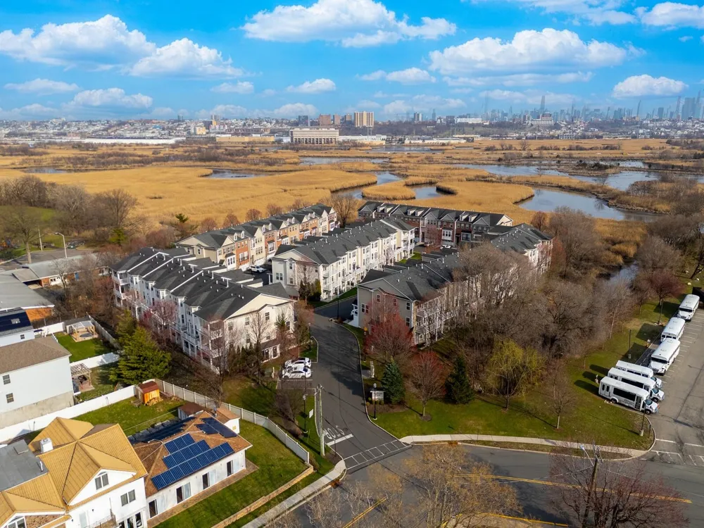 5 CREEKSIDE CT Secaucus, NJ 07094