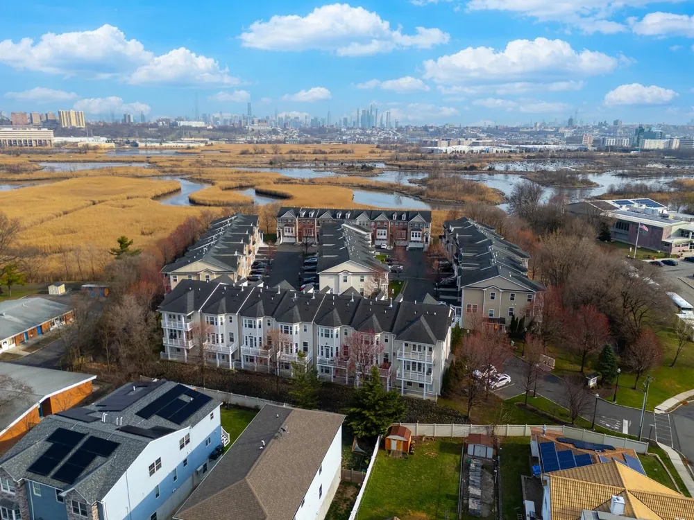 5 CREEKSIDE CT Secaucus, NJ 07094