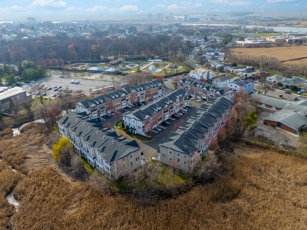 5 CREEKSIDE CT Secaucus, NJ 07094