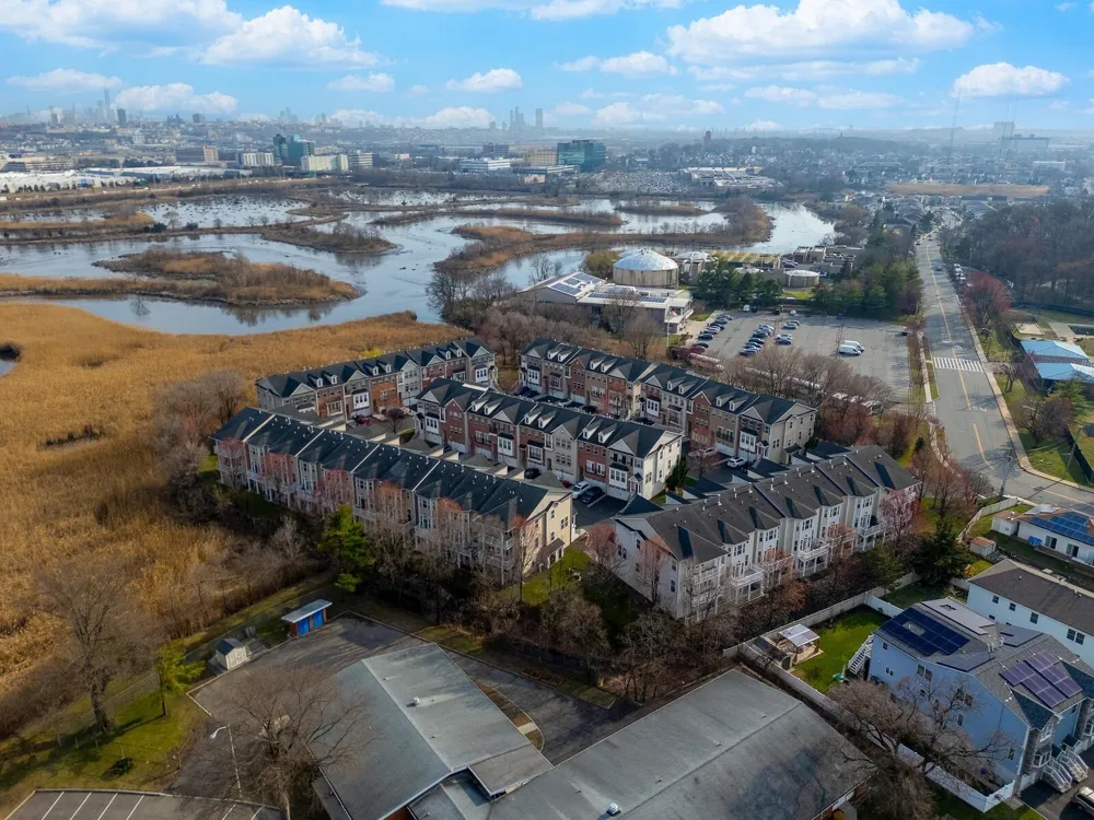 5 CREEKSIDE CT Secaucus, NJ 07094