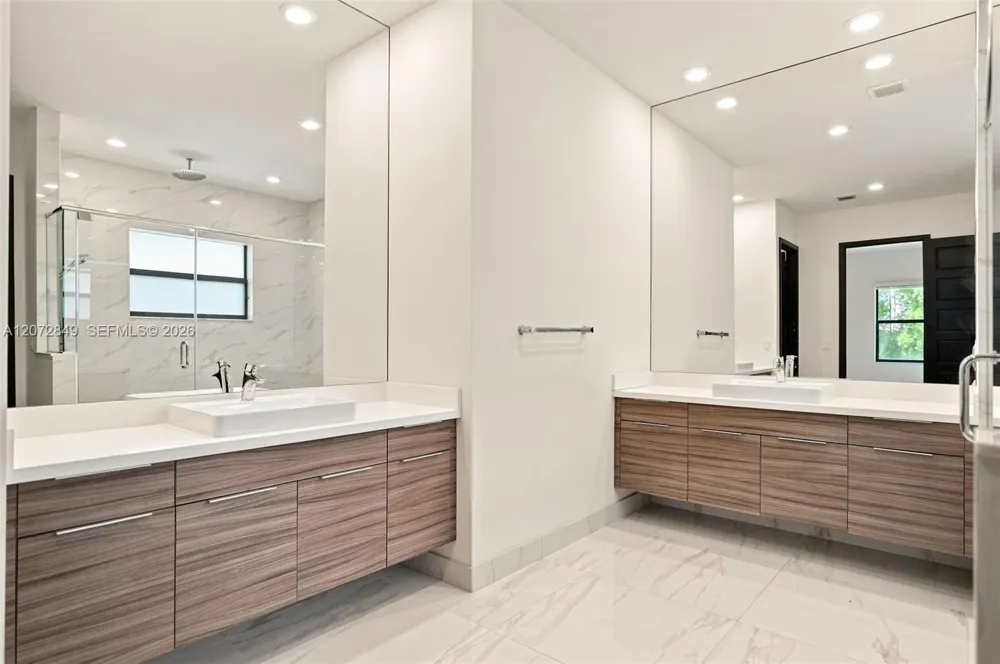 8875 NW 161st Ter Miami Lakes, FL 33018