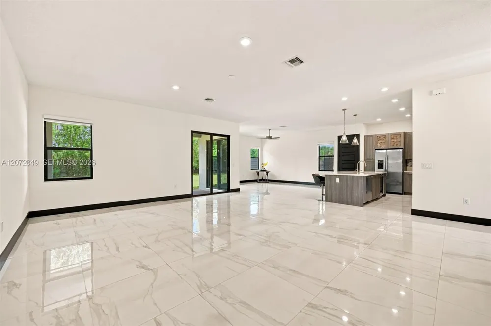 8875 NW 161st Ter Miami Lakes, FL 33018