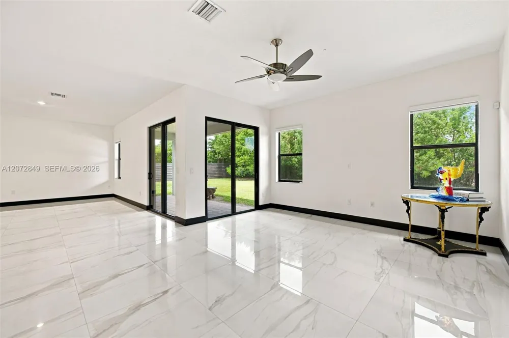 8875 NW 161st Ter Miami Lakes, FL 33018