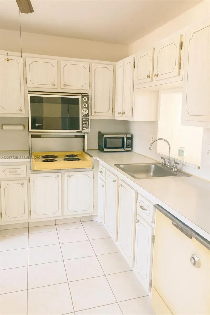 610 NE 12th Ave #308 Hallandale Beach, FL 33009