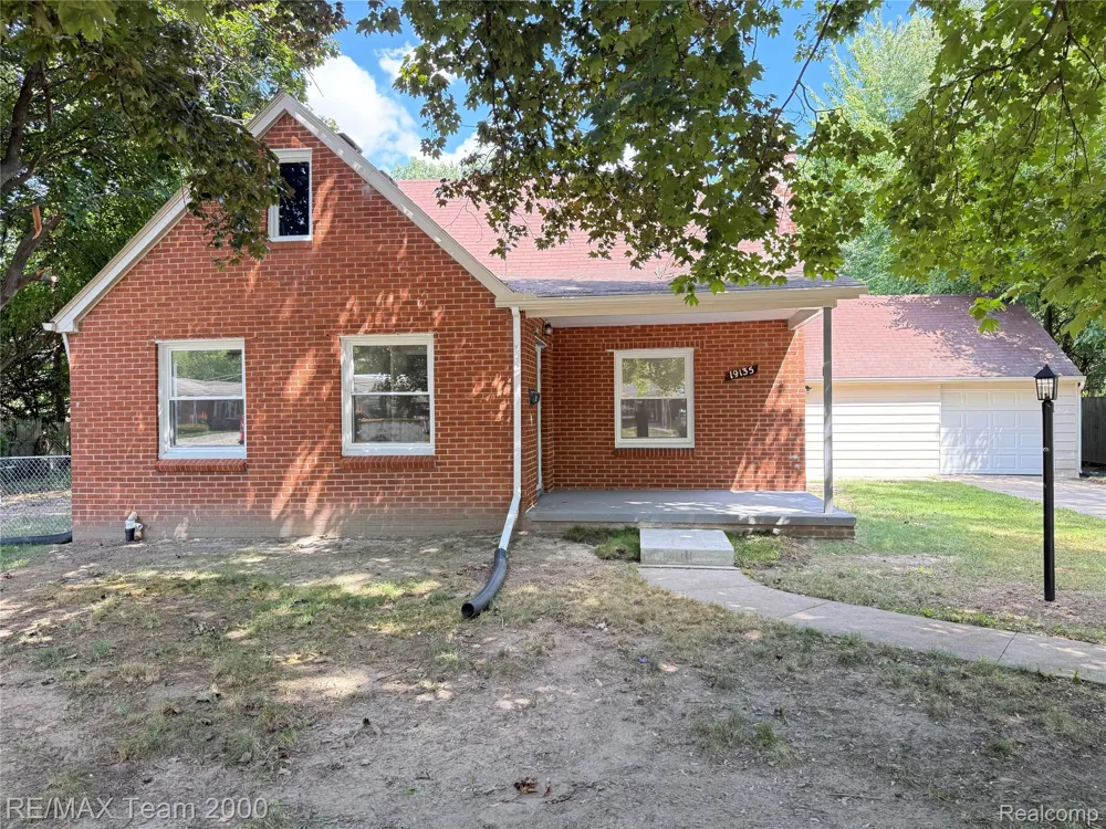 19135 Eastwood Drive Harper Woods City, MI 48225