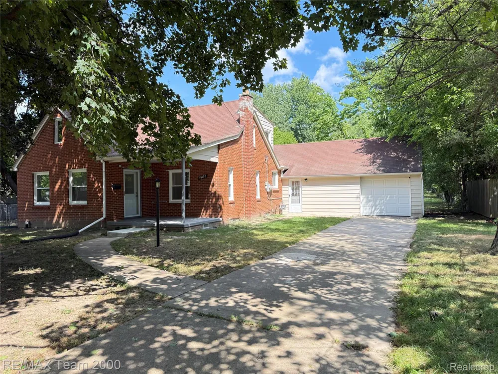 19135 Eastwood Drive Harper Woods City, MI 48225