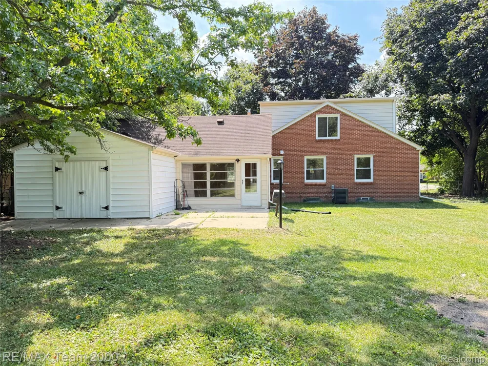 19135 Eastwood Drive Harper Woods City, MI 48225