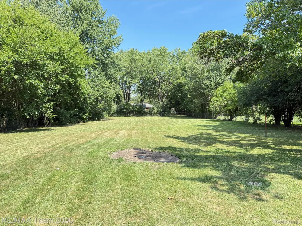 19135 Eastwood Drive Harper Woods City, MI 48225