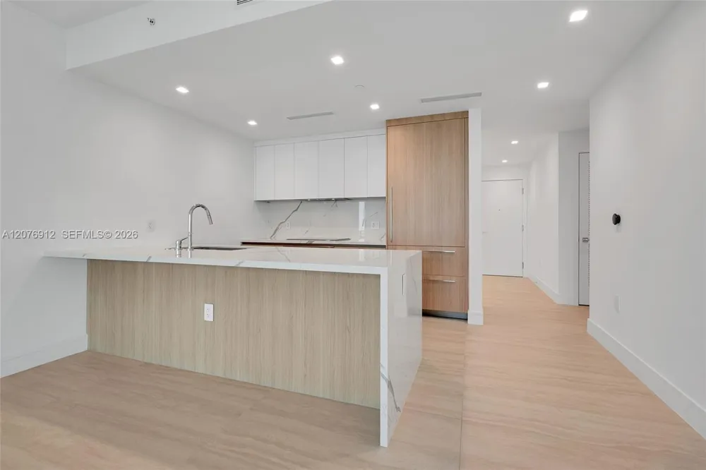 2411 Laguna Circle #2402 North Miami, FL 33181
